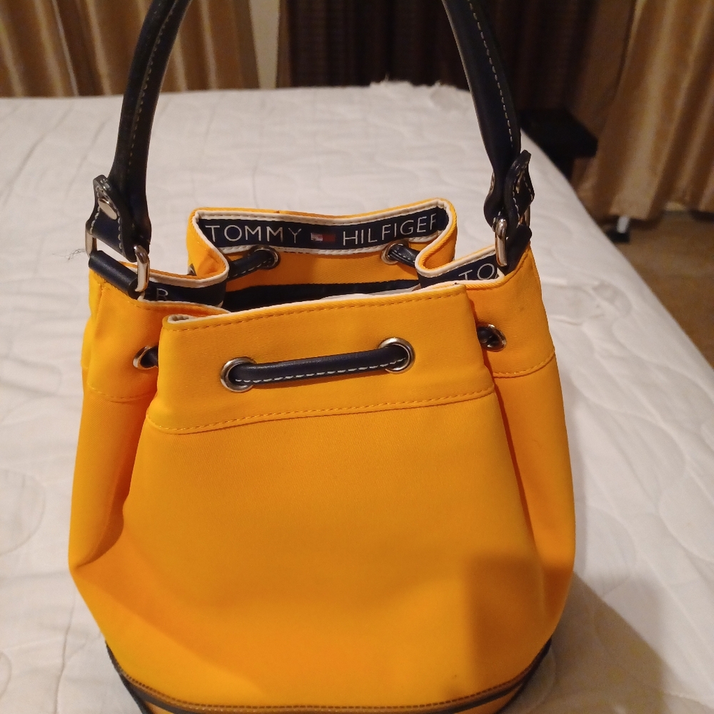 ❤️Tommy HilfigerBucket Tote - Picture 3 of 5